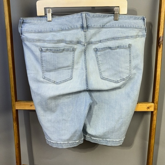 Torrid light wash blue three button closure denim blue jeans shorts Size 20. EUC - Picture 2 of 5
